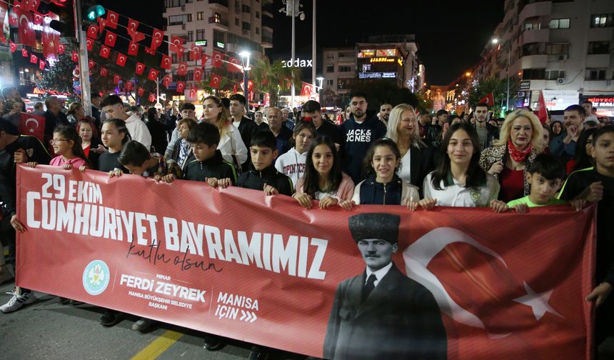 Özgür Özel Cumhuriyet coşkusunu Manisa'da yaşadı